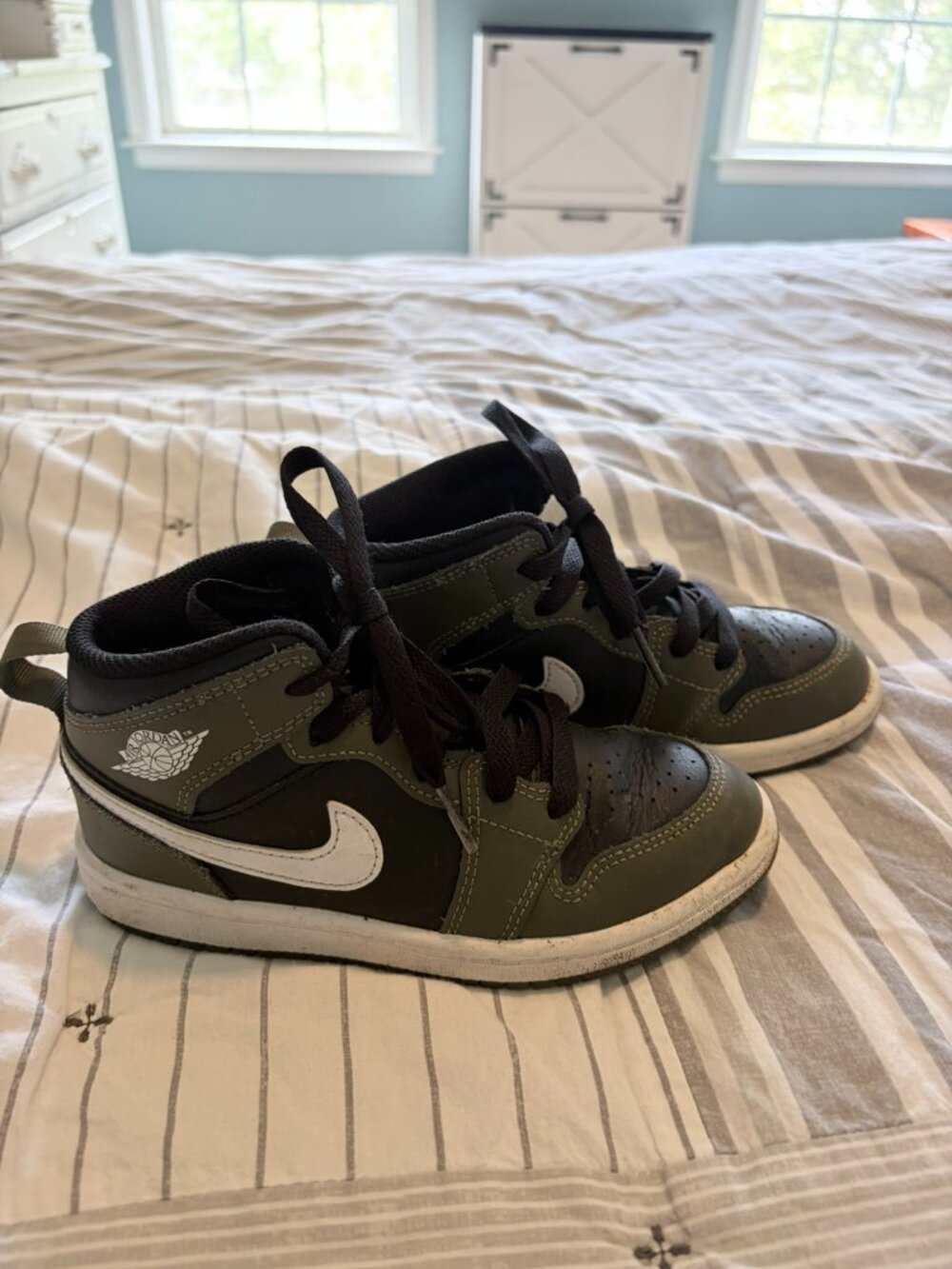 Nike Air Jordan 1 Mid Olive LN 13c
